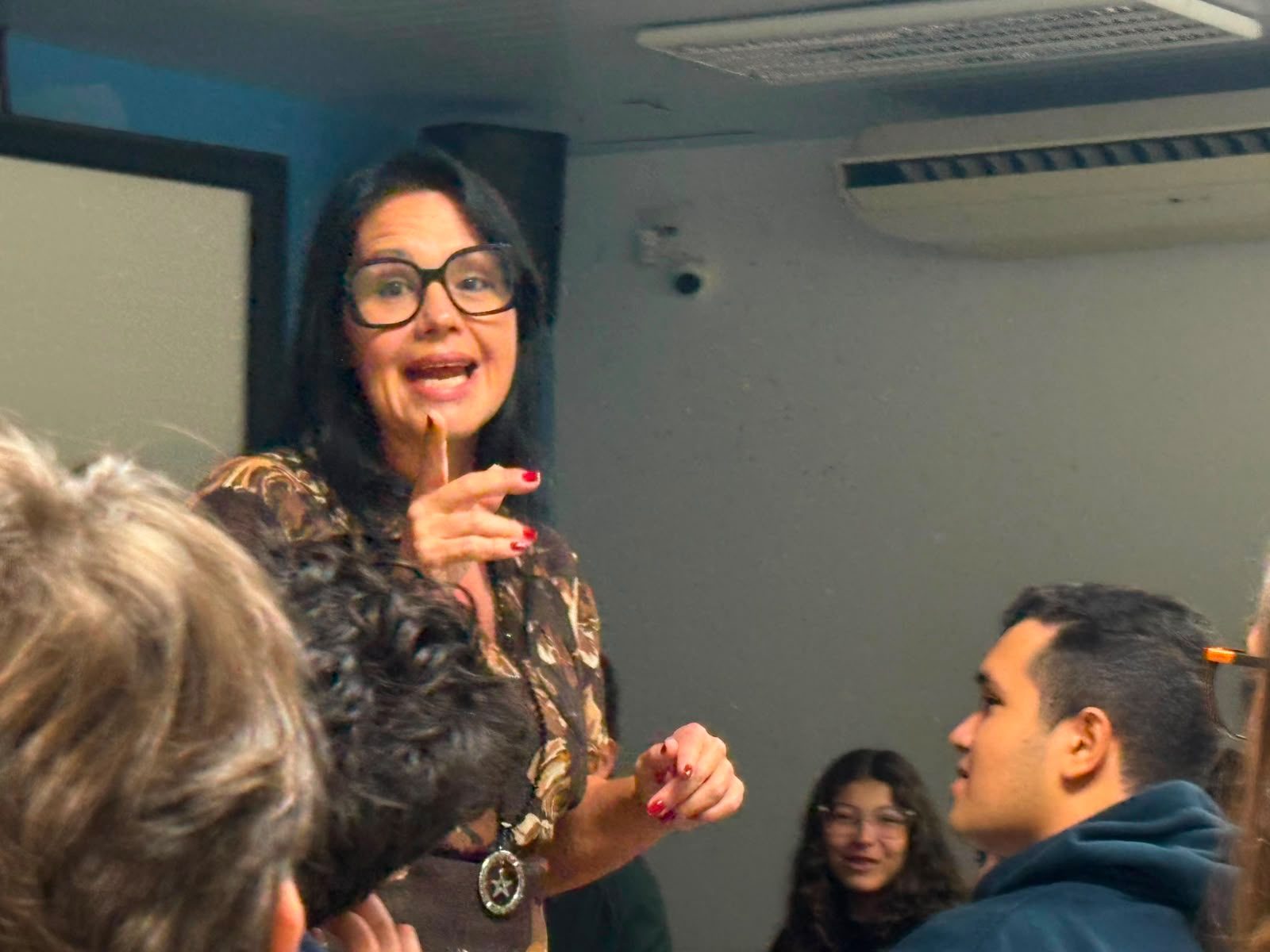 Letícia Semenzato em formação com jovens